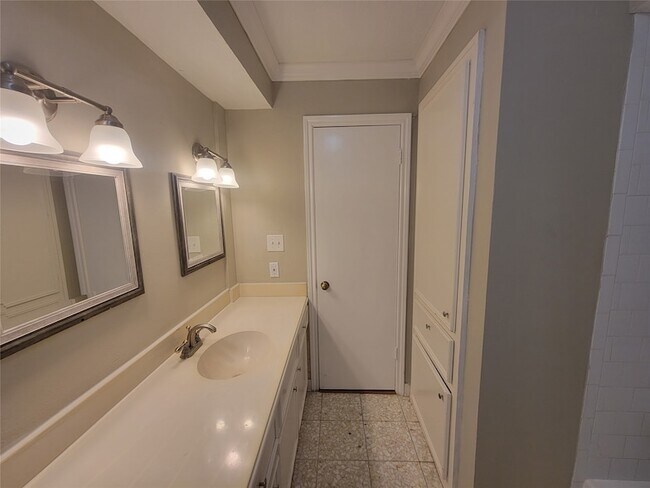 Building Photo - 4015 Chapel Square Dr