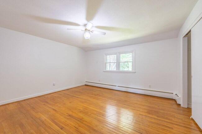 Building Photo - 5 Bedroom Split Level Single Family