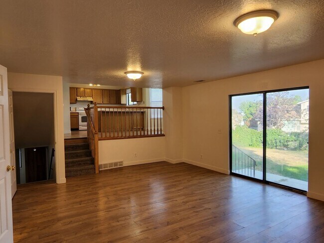 Building Photo - 4 Bd  2.5 Bath Home in West Jordan