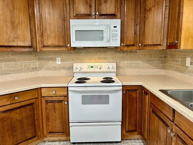 Building Photo - Weaverville - Clean and Tidy! Home Office,...