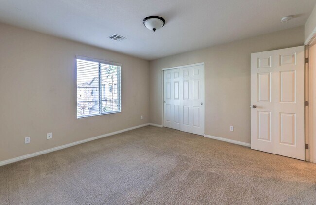 Building Photo - Beautiful 4 Bedroom, 2 Story Home in Henderson