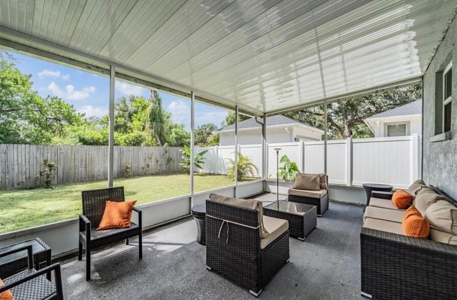 Screened Back Porch - 7308 N Dartmouth Ave