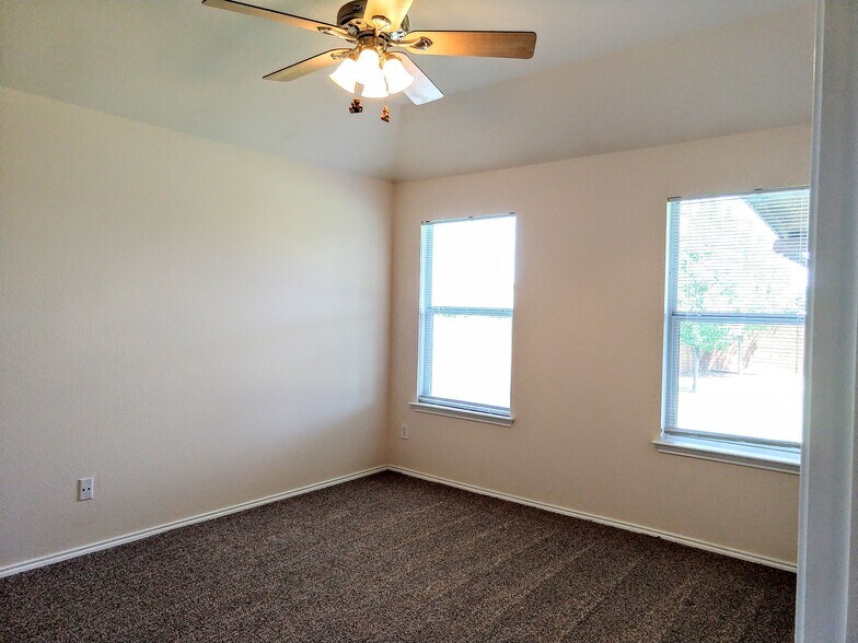 MASTER BEDROOM WITH VAULTED CEILING AND CEILING FAN - 510 Oxford Loop