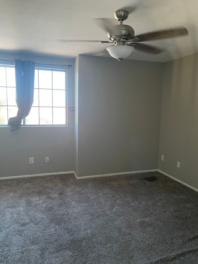 Building Photo - Lots of options