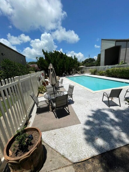 Building Photo - 7024 N Holiday Dr