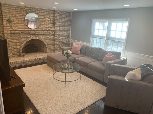 Building Photo - 3436A Holly Rd