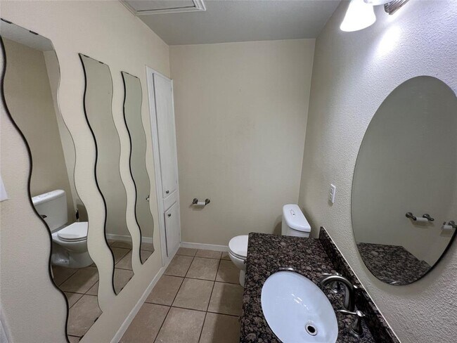 Building Photo - 2450 Ashdale Dr