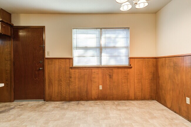 Building Photo - Wonderful 2 Bedroom 1.5 Bathroom Duplex!!!