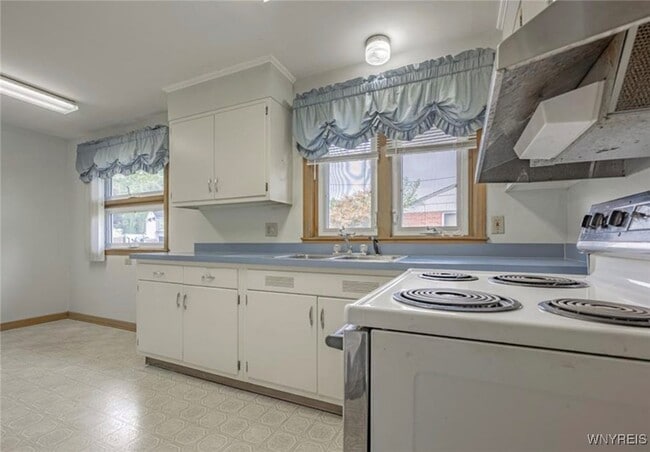 Building Photo - 1088 98th St