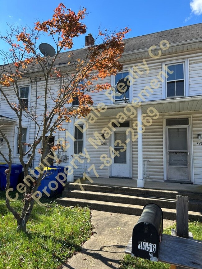 Building Photo - Beautifully redone 3 BR, 1 Bath Townhouse in York Suburban Schools