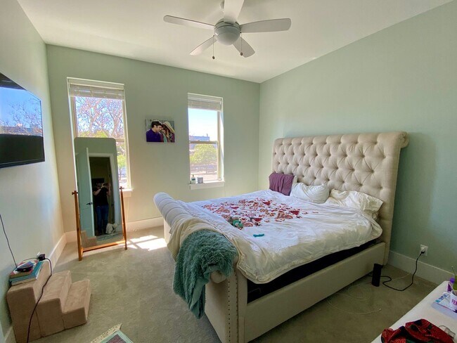 Building Photo - Luxury 5 Bedroom Townhouse