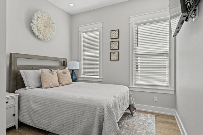 Building Photo - 14300 Front Beach Rd