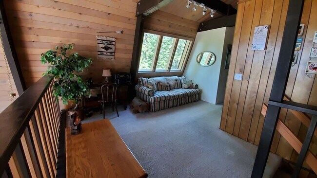 Building Photo - Spacious and Bright Cottage in Quiet Cul-d...