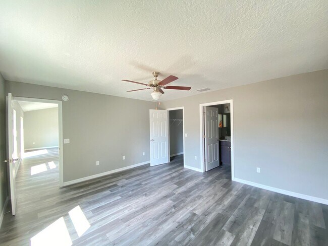Building Photo - Great SW Location  Home - 3/2/2 **WON"T LA...