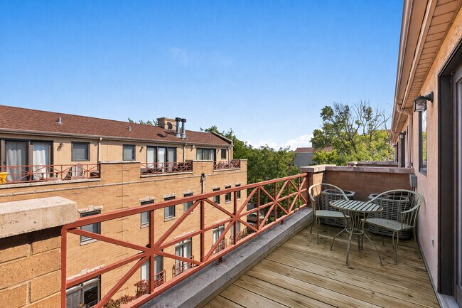 Building Photo - 1350 W Byron St