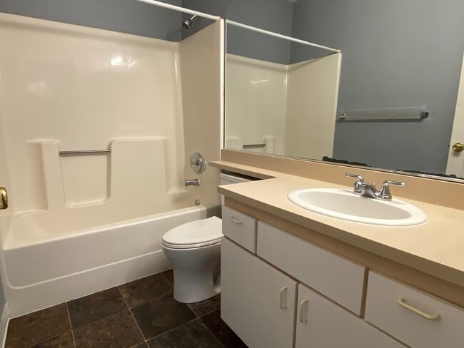 Building Photo - Spacious and turn key ready 2 bedroom apartment close to downtown. 2 parking spots and additional...