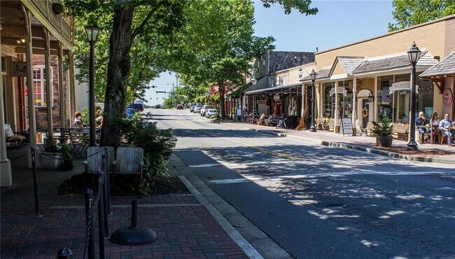 Building Photo - 906 Wedgewood Way