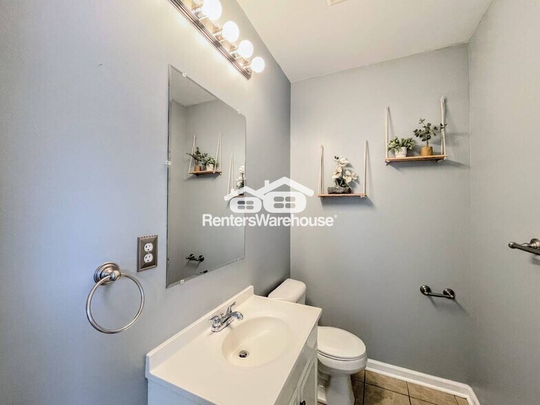 Building Photo - 227 Woodview Ave