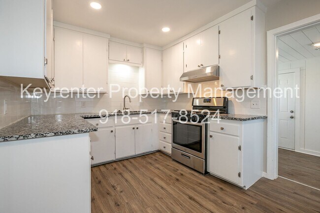 Building Photo - 1502 N Columbia Ave