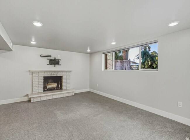 Building Photo - 2036 Highland View Cir