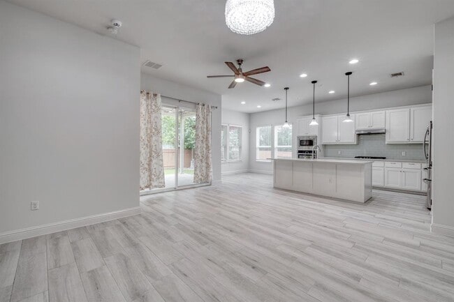 Building Photo - 14921 Iveans Way