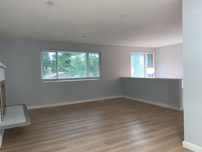 Building Photo - Spacious 3 Bed 2.5 bath Kent Split-Level home