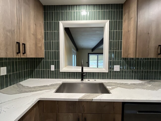 Building Photo - Beautiful 3-Bedroom West Linn Home with Bonus Room, Updated Kitchen and Large Fenced Yard