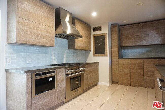 Building Photo - 221 N Bowling Green Way