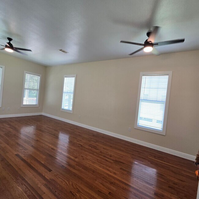 Building Photo - 1818 B Elvin - Move in Ready!!