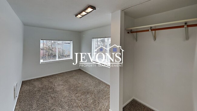 Building Photo - Two-story home in a walkable location, just minutes from Yakima Valley College, featuring long dr...