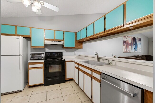 Building Photo - 460 Hardwood Pl