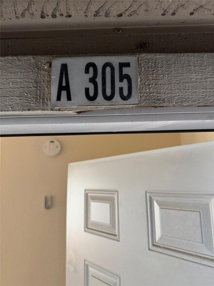 Building Photo - 9801 Walnut St