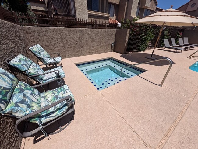 Building Photo - 2 Bedroom Condo Unit in the Papago Park Vi...