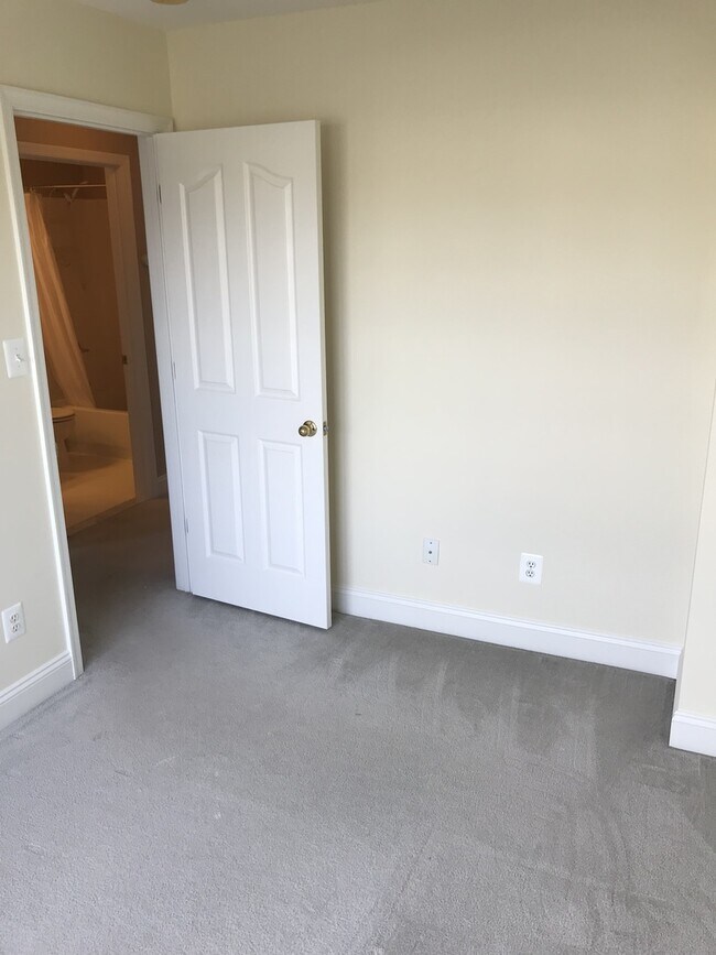 Building Photo - *Coming Soon!*  Large end unit town home i...