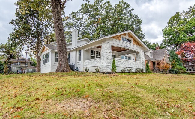 Building Photo - Elegant Midtown Memphis Single-Family Home...