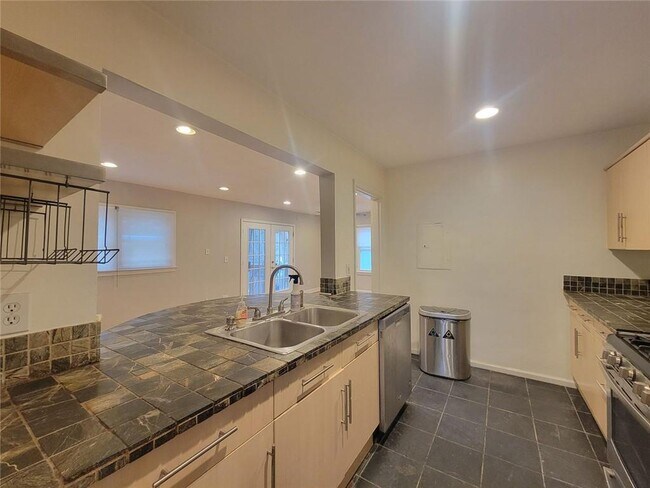 Building Photo - 1089 United Ave SE