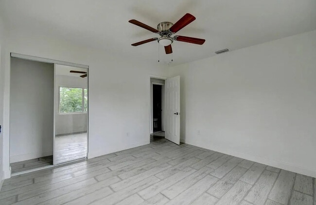 Building Photo - 702 42nd St