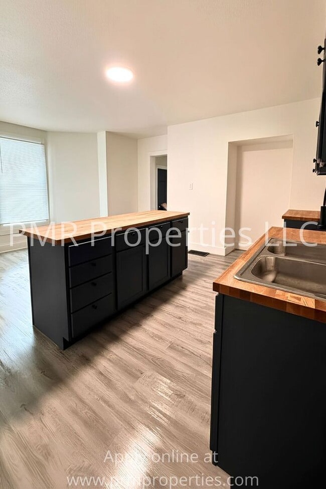 Building Photo - 6 Bedrooms / 3.5 Bathrooms House