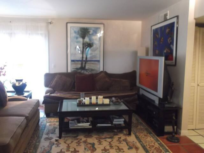 LR Some furniture is now different - 1319 Walgrove Ave