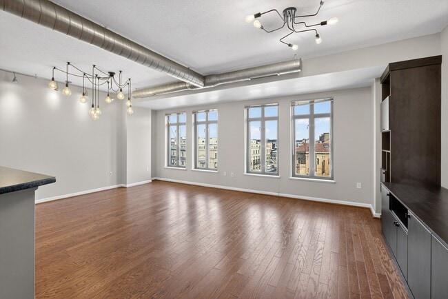 Building Photo - 1390 Kenyon St NW