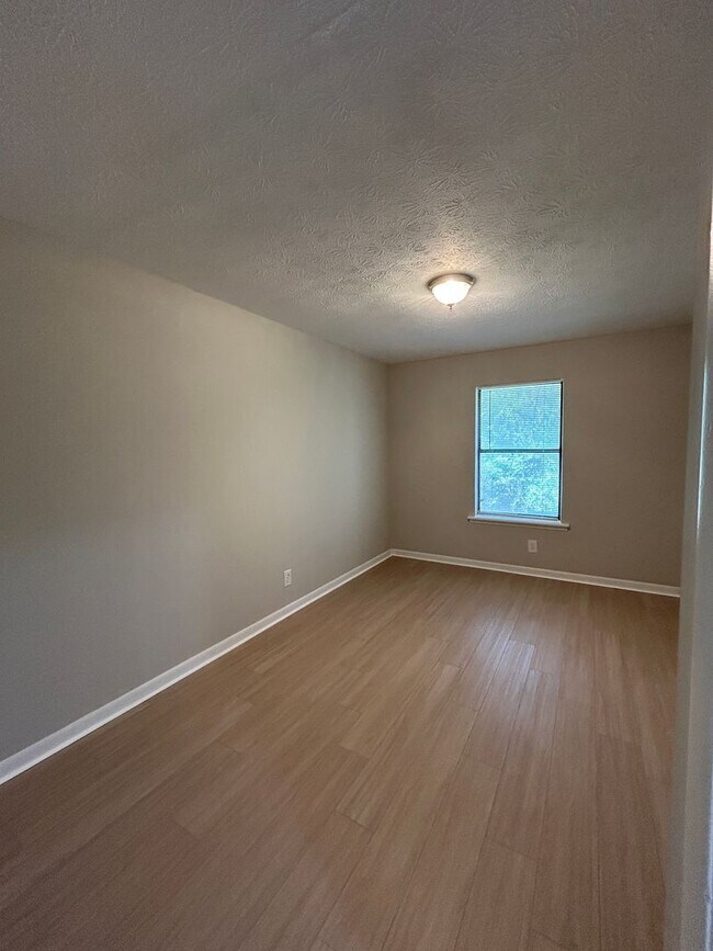 Building Photo - McCullars- 420