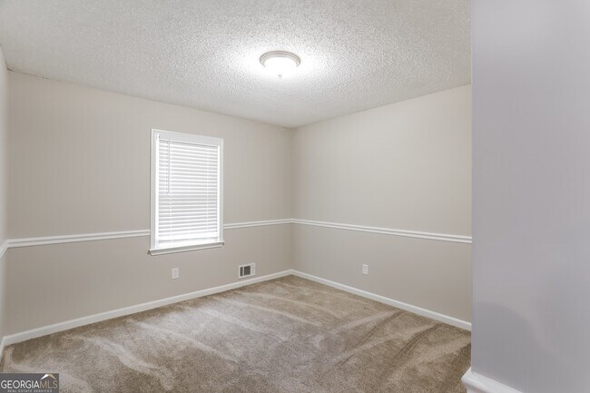 Building Photo - 300 Ladora Dr