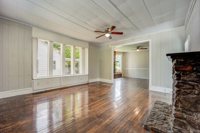 Building Photo - Freshly Updated 3 Bedroom House