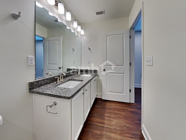 Building Photo - 1019 Tan Tara Trl