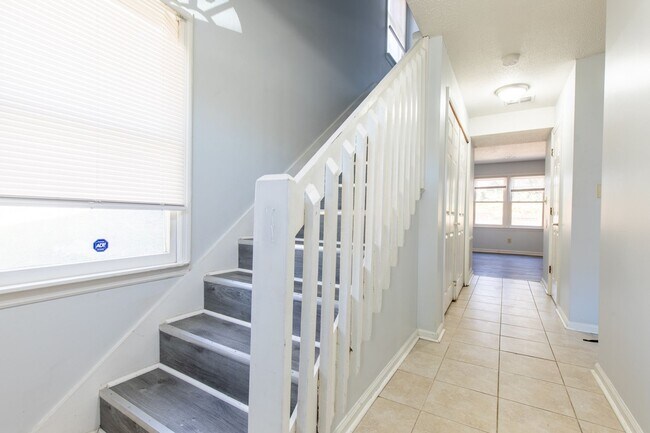 Building Photo - 3 bed 2.5 bsth