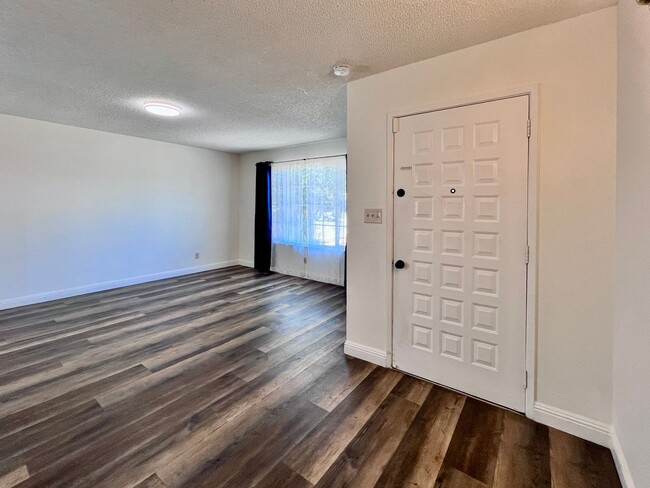 Building Photo - $2,250 Ashlan & Cornelia, 3 Bedroom House-...