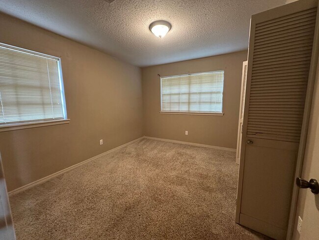 Building Photo - Come take a look at this 3-bedroom 2-bathr...