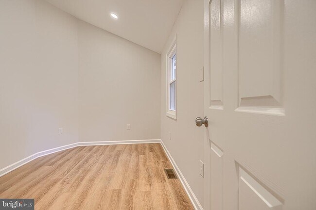 Building Photo - 528 Potomac Ave