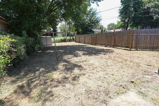 Building Photo - 353 S Zunis Ave Duplex