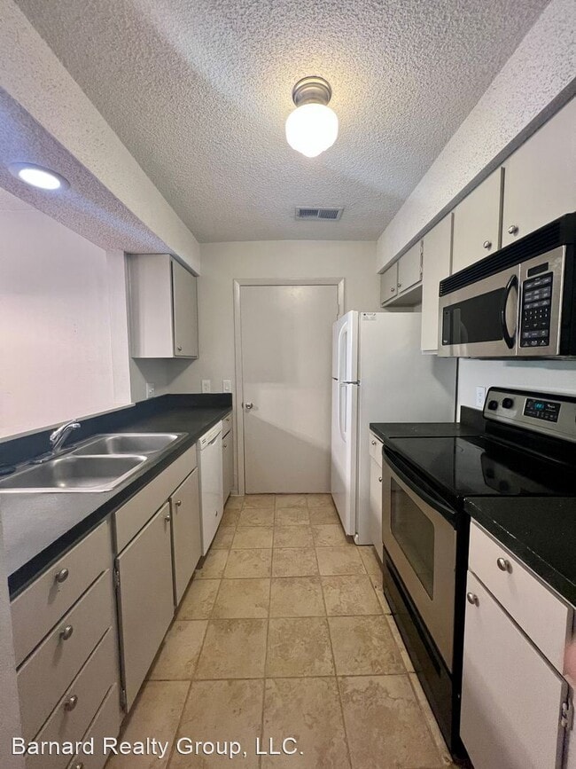 Building Photo - 2 br, 1 bath House - 402 Fredericksburg #1...